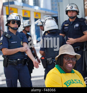 Afro-amerikanische Frau mit Polizisten an einer regierungsfeindlichen Protesten in Brasilien Dilma Roussefs Anklage fordert Stockfoto