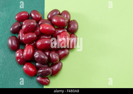 Herd-Form hergestellt aus frischen Kornelkirsche Obst Stockfoto
