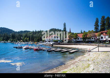 Lake Arrowhead mit Boote vertäut an einem heißen Sommertag in der Nähe von Los Angeles, Kalifornien, USA Stockfoto