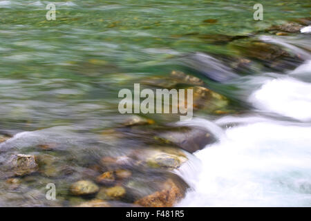 Schöne schnelle reine Gletscherfluss mit Steinen in Norwegen Stockfoto