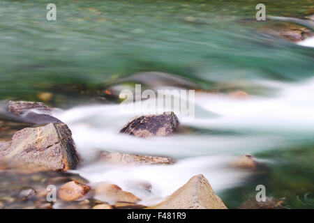 Schöne schnelle reine Gletscherfluss mit Steinen in Norwegen Stockfoto