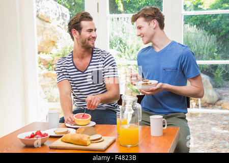 Glückliche homosexuelle Paar frühstücken und sahen einander Stockfoto