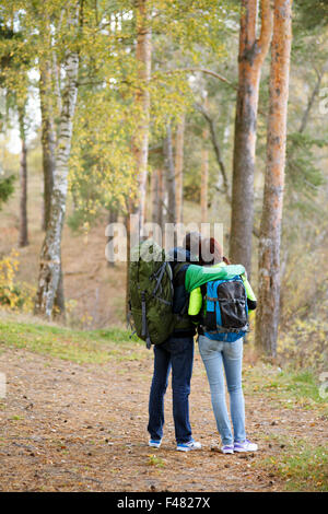 Frau und Mann umarmt von hinten Stockfoto