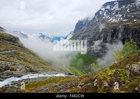 Berühmte norwegische Troll Pfad Trollstigen oder Trollstigveien kurvigen Bergstraße. Stockfoto