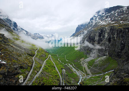 Berühmte norwegische Troll Pfad Trollstigen oder Trollstigveien kurvigen Bergstraße. Stockfoto