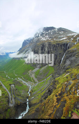 Berühmte norwegische Troll Pfad Trollstigen oder Trollstigveien kurvigen Bergstraße. Stockfoto