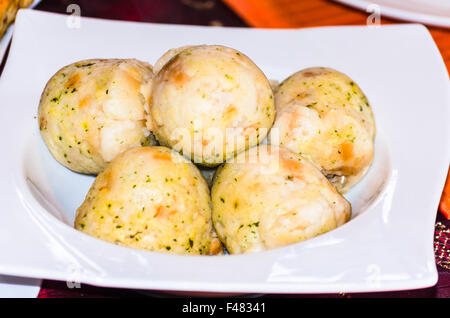 Kartoffelknödel und Semmelknödel Stockfoto