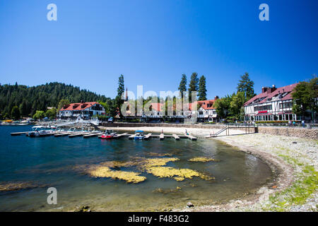 Lake Arrowhead mit Boote vertäut an einem heißen Sommertag in der Nähe von Los Angeles, Kalifornien, USA Stockfoto