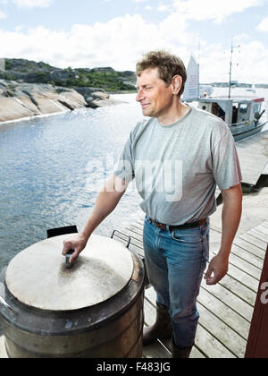Ein Mann Kochen Norwegen Hummer, Schweden. Stockfoto