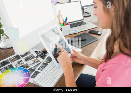 Seitenansicht des kreativen Geschäftsfrau berühren tablet Stockfoto