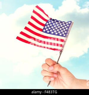 Zusammengesetztes Bild der amerikanischen Flagge Hand winkend Stockfoto