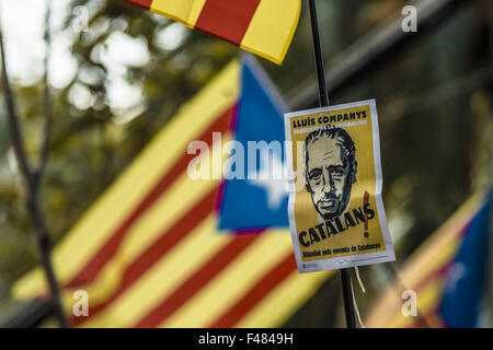 Barcelona, Katalonien, Spanien. 15. Oktober 2015. Ein Plakat, die Erinnerung an ehemalige katalanische Präsident LLuis Companys sieht man vor der regionalen High Court während einer Demonstration zur Unterstützung der katalanische Präsident Artur Mas, die Anschuldigungen des zivilen Ungehorsams konfrontiert ist, Machtmissbrauch und Veruntreuung von öffentlichen Fonds Credit: Matthias Oesterle/ZUMA Draht/Alamy Live News Stockfoto