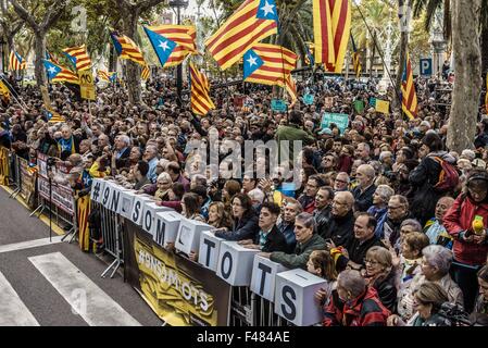 Barcelona, Katalonien, Spanien. 15. Oktober 2015. Katalanische Pro-Unabhängigkeit Demonstranten versammeln sich vor der regionalen High Court warten auf katalanische Präsident Artur Mas, ist Anschuldigungen des zivilen Ungehorsams, Machtmissbrauch und Veruntreuung von öffentlichen Fonds Credit: Matthias Oesterle/ZUMA Draht/Alamy Live News Stockfoto