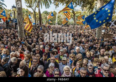 Barcelona, Katalonien, Spanien. 15. Oktober 2015. Katalanische Pro-Unabhängigkeit Demonstranten versammeln sich vor der regionalen High Court zur Unterstützung katalanische Präsident Artur Mas vor gerichteten Anschuldigungen des zivilen Ungehorsams, Machtmissbrauch und Veruntreuung öffentlicher Gelder Credit: Matthias Oesterle/ZUMA Draht/Alamy Live News Stockfoto