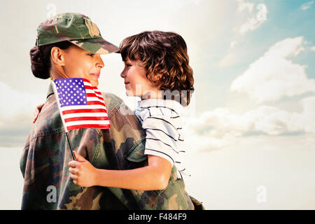 Zusammengesetztes Bild der Soldat mit Sohn wieder vereint Stockfoto