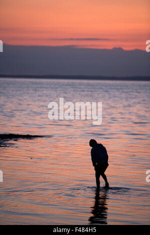 Ein Teenager, waten im Ozean, Skane, Schweden. Stockfoto