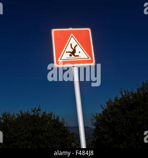 Warnzeichen vor einem blauen Himmel, Italien. Stockfoto