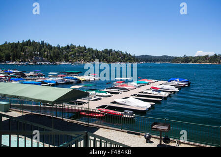 Lake Arrowhead mit Boote vertäut an einem heißen Sommertag in der Nähe von Los Angeles, Kalifornien, USA Stockfoto