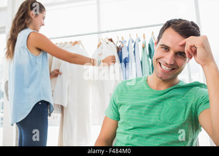 Frau mit Freund im Store einkaufen Stockfoto