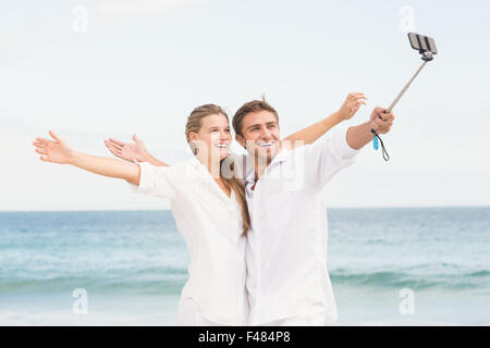 Brautpaar nehmen Selfie mit Selfie stick Stockfoto