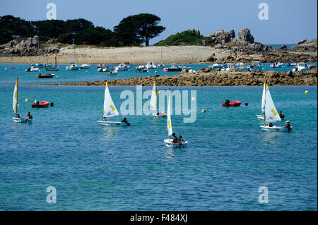 Segelschule in Port-Blanc, Penvenan, Tregor, Côtes-d ' Armor, Bretagne, Bretagne, Frankreich Stockfoto