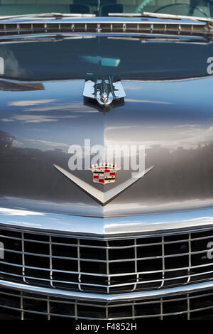 1955 Cadillac-front-End-Detail. Amerikanische Oldtimer Stockfoto