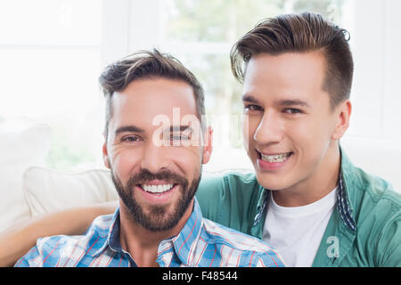 Homosexuelles Paar Männer in die Kamera schaut Stockfoto