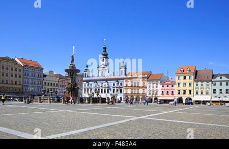 Brunnen auf dem Platz im historischen Zentrum von Ceske Budejovice. Stockfoto