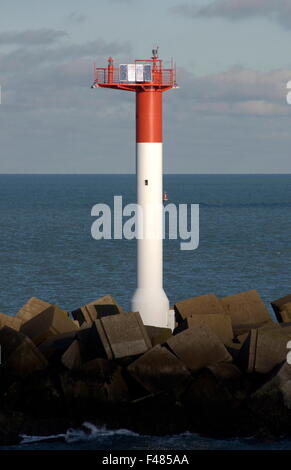 AJAXNETPHOTO. DUNKERQUE, FRANKREICH. -SICHERHEIT AUF SEE - AUTOMATISCHE NAVIGATION LICHT TURM AUF WELLENBRECHER AM EINGANG ZUM HAFEN. Foto: JONATHAN EASTLAND/AJAX Ref: D92212 3095 Stockfoto