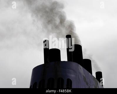 AJAXNETPHOTO. AUF HOHER SEE, ENGLISCHER KANAL. -DIESELABGASE - SCHIFF TRICHTER MOTOR-ABGAS-EMISSIONEN AUF PASSAGE ÜBER KANAL. FOTO: JONATHAN EASTLAND/AJAX REF: D152906 5375 Stockfoto