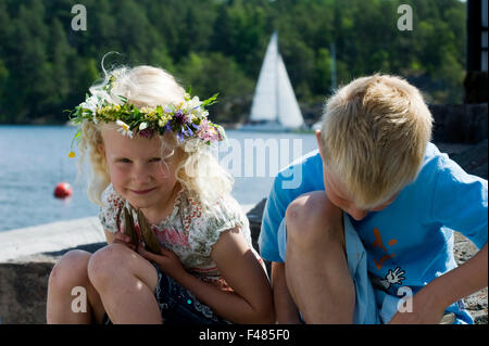 Porträt eines jungen und Mädchen in der Sonne sitzen. Stockfoto