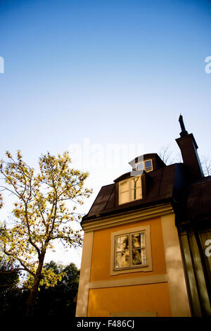 Apartment Apartmenthaus Wohnblock Aufbau außen Schornstein Stadt klare Himmel Farbe Bild Kopie Raum Kulturzentrum Stockfoto