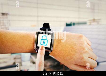 Zusammengesetztes Bild der Smartwatch am Handgelenk Stockfoto