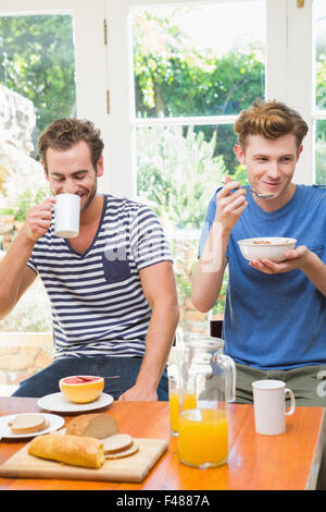 Glückliche homosexuelle Paar frühstücken Stockfoto