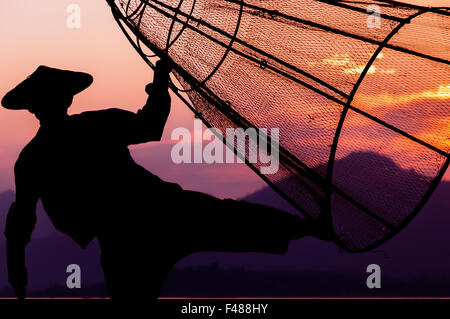 Inle See Fischer ist in den letzten Fisch für den Tag Angeln. Stockfoto