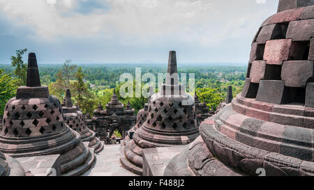 Stupas auf der Oberseite Borobudur nahe Yogyakarta Stockfoto