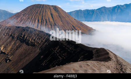 Spitze des Rauchens Schwefel Vulkan Bromo bei frühen Sonnenaufgang in Java Indonesien Stockfoto