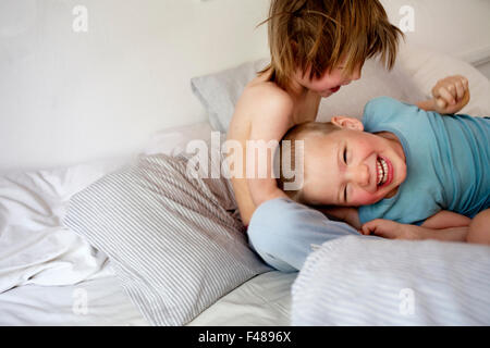 Ein paar Brüder in einem Bett, Schweden. Stockfoto