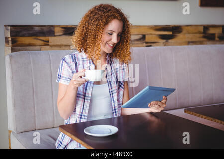 Porträt gerne hübsche Frau mit Tablet und Kaffee trinken Stockfoto