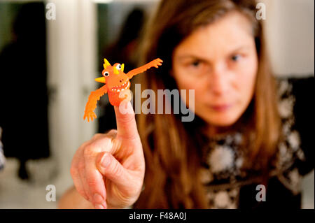 Frau spielt mit einem Spielzeug, Schweden. Stockfoto