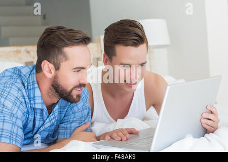 Glückliche homosexuelle Paar mit Laptop-computer Stockfoto