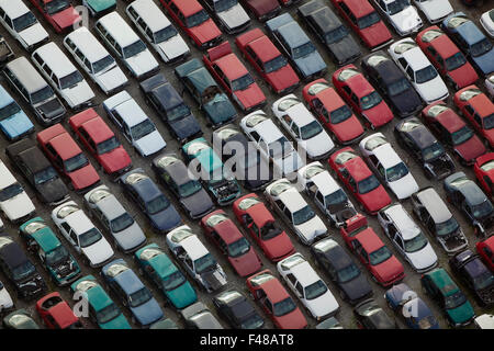 Luftaufnahme von einem Schrottplatz für alte Autos, Schweden. Stockfoto