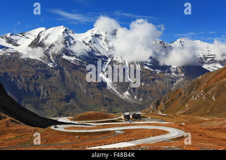 Ideale Autobahn Winde hoch in den Bergen Stockfoto