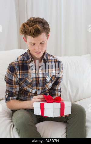 Glücklich, gut aussehender Mann halten Geschenk Stockfoto