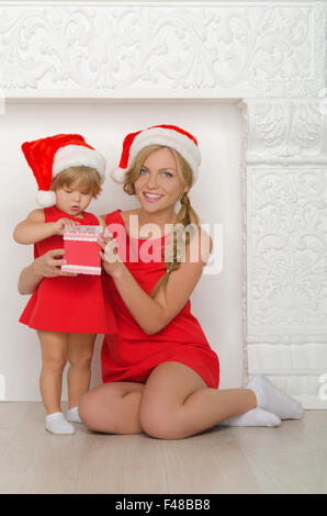 schöne Frau mit Kind in Santa Kostüme Stockfoto