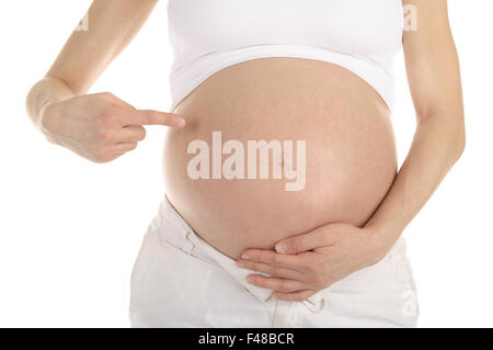 Schwangere Frau zeigt ihren Bauch Stockfoto