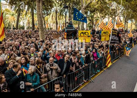 Barcelona, Spanien. 15. Oktober 2015. Katalanische Pro-Unabhängigkeit Demonstranten versammeln sich vor der regionalen High Court warten auf katalanische Präsident Artur Mas, ist Anschuldigungen des zivilen Ungehorsams, Machtmissbrauch und Veruntreuung von öffentlichen Fonds Credit: Matthi/Alamy Live-Nachrichten Stockfoto