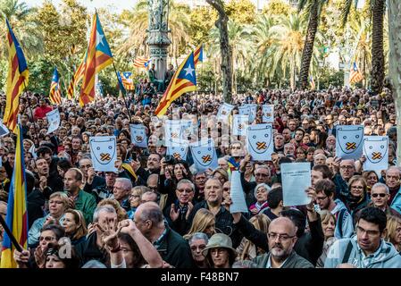 Barcelona, Spanien. 15. Oktober 2015. Katalanische Pro-Unabhängigkeit Demonstranten versammeln sich vor der regionalen High Court zur Unterstützung katalanische Präsident Artur Mas vor gerichteten Anschuldigungen des zivilen Ungehorsams, Machtmissbrauch und Veruntreuung öffentlicher Gelder Credit: Matthi/Alamy Live-Nachrichten Stockfoto