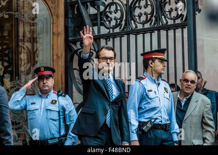 Barcelona, Spanien. 15. Oktober 2015. Katalanische Präsident ARTUR MAS Demonstranten von der Treppe zu unterstützen winkt, wie er an den regionalen High Court beschuldigt des zivilen Ungehorsams, Machtmissbrauch und Veruntreuung öffentlicher Gelder im Zusammenhang mit der 2014 November "Referendum" Kredit ankommt: Matthi/Alamy Live-Nachrichten Stockfoto