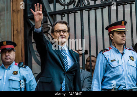 Barcelona, Spanien. 15. Oktober 2015. Katalanische Präsident ARTUR MAS Demonstranten von der Treppe zu unterstützen winkt, wie er an den regionalen High Court beschuldigt des zivilen Ungehorsams, Machtmissbrauch und Veruntreuung öffentlicher Gelder im Zusammenhang mit der 2014 November "Referendum" Kredit ankommt: Matthi/Alamy Live-Nachrichten Stockfoto